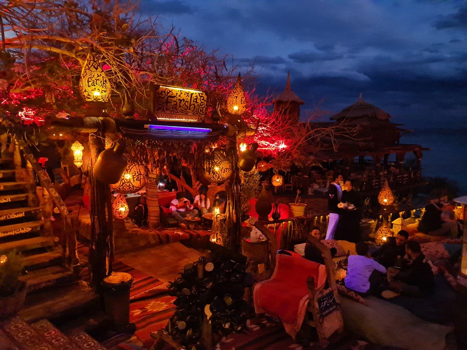 Farsha cafe by night