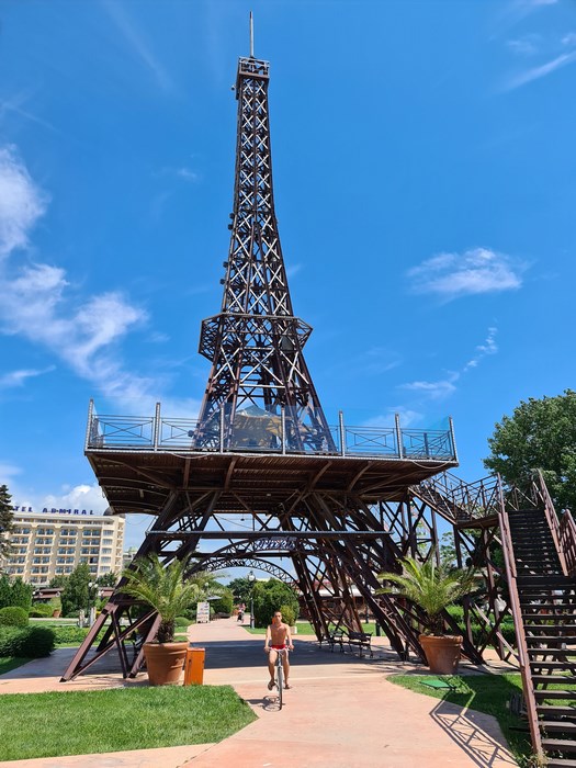 Turnul Eiffel din Nisipurile de Aur