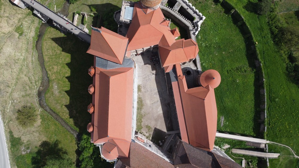 Curte interioara castelul de la Hunedoara