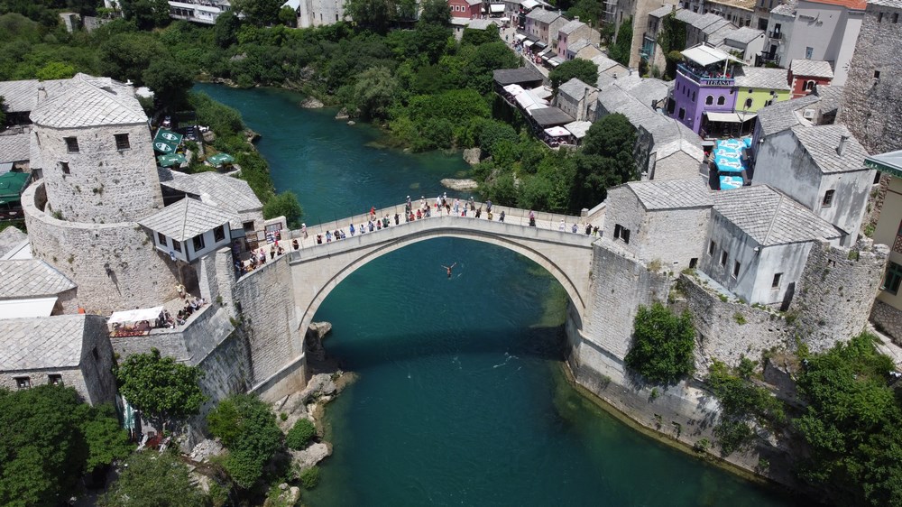 Saritura de pe pod Mostar