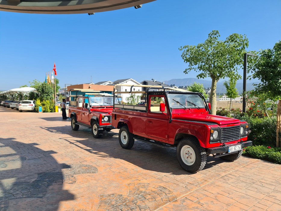 Masini de jeep safari
