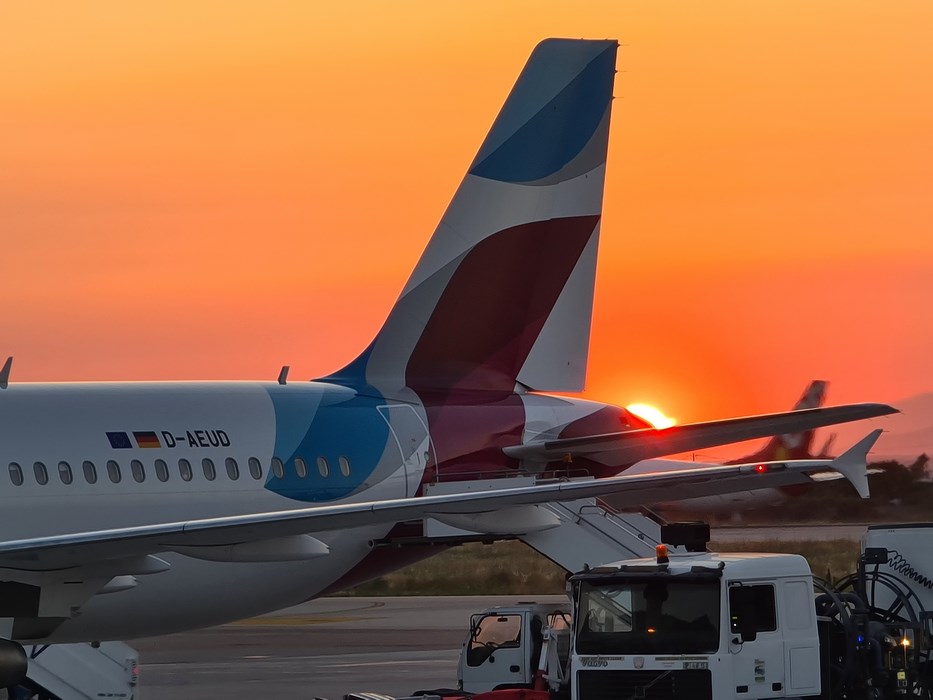 Apus de soare pe coada de avion