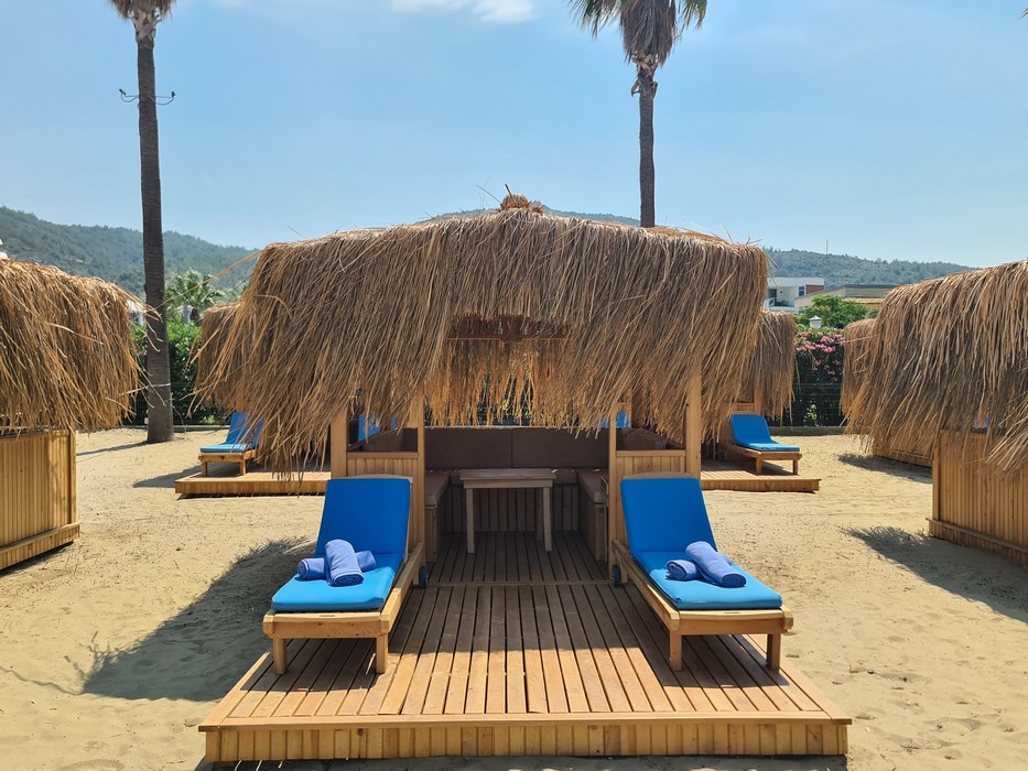 Cabana premium plaja Palm Wings Ephesus