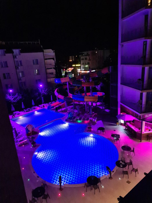 Piscina noaptea