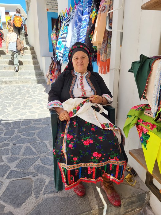 Femeie imbracata traditional Karpathos