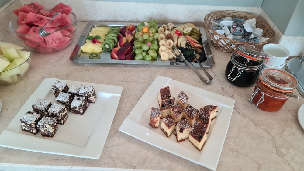 Fructe si dulciuri mic dejun
