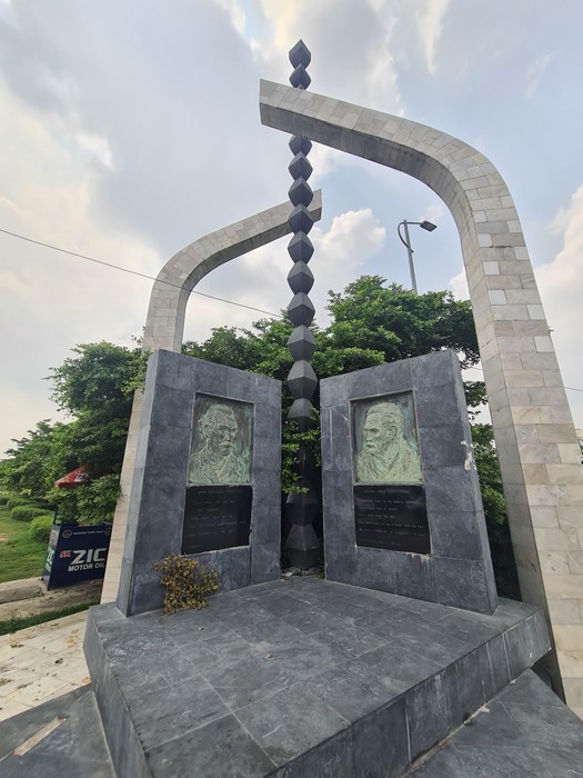 Monument Eminescu Iqbal Islamabad