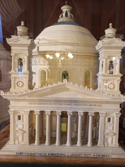 Macheta biserica Mosta