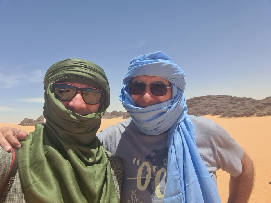 . Imbracati tuaregi