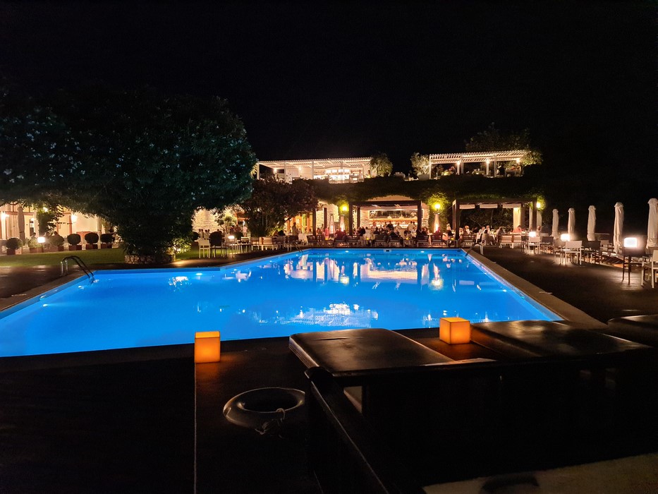 Piscina noaptea