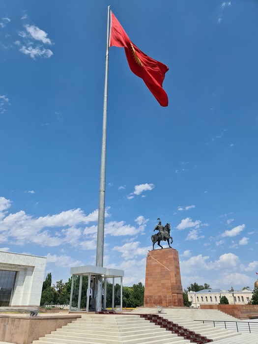 Statuia Manas si steagul Kyrgyzstan