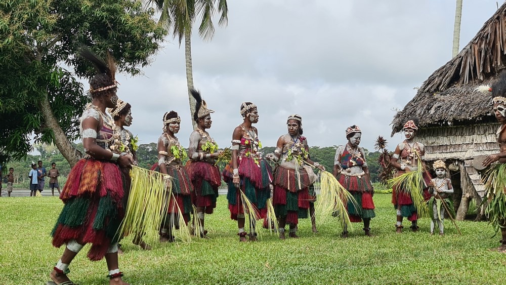 Dansatori Papua Noua Guinee