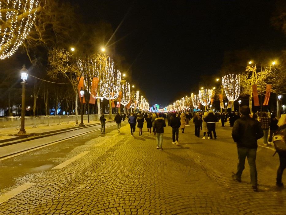 Pe Champs Elysees