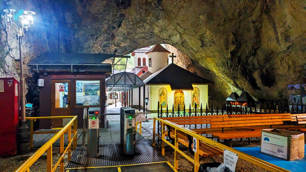 .Manastirea Ialomitei, ctitorita de Mihnea cel Rau