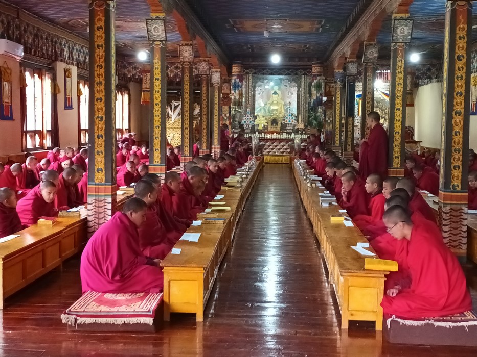 Thimpu calugari la rugaciune in dzong