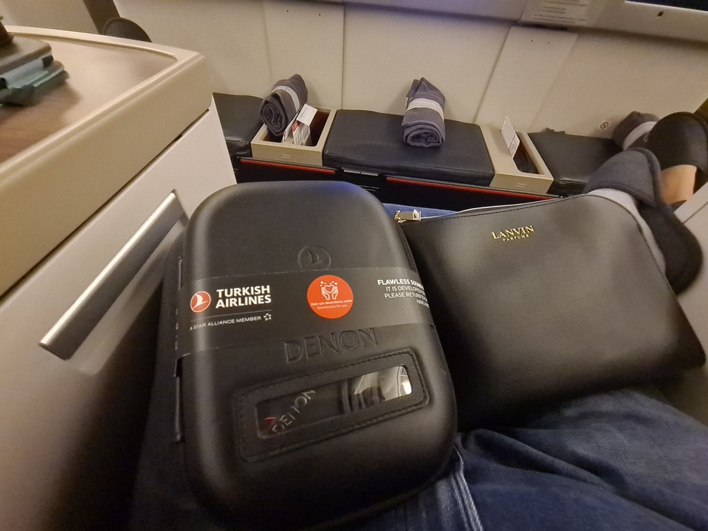 Casti si kit cosmetice Turkish Airlines