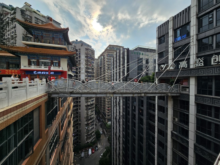 Poduri intre blocuri