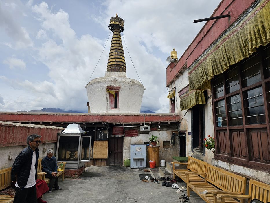 Curte interioara Shey