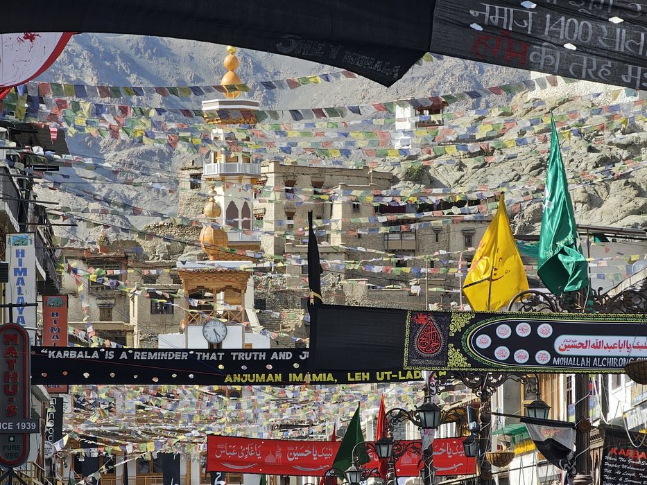 Minaret si steaguri rugaciune