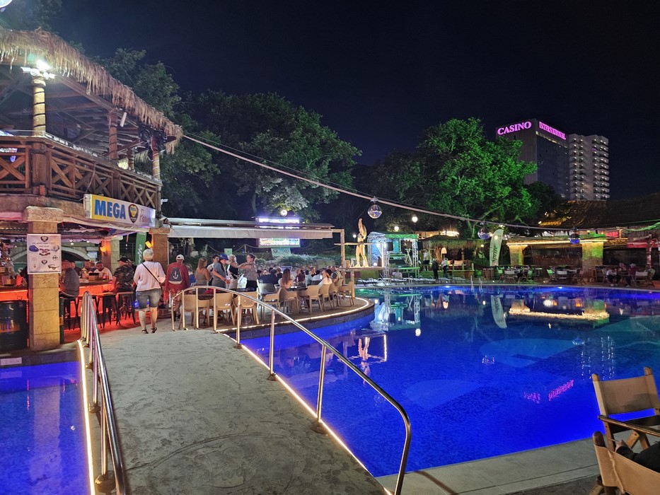 Bar cu piscina