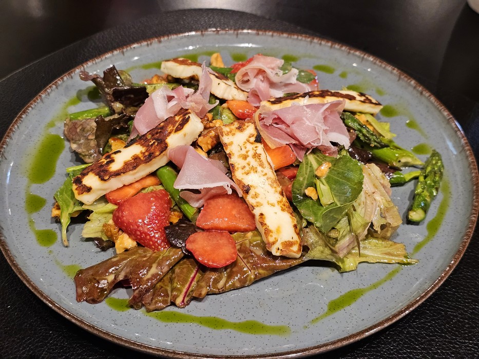 Salata halloumi