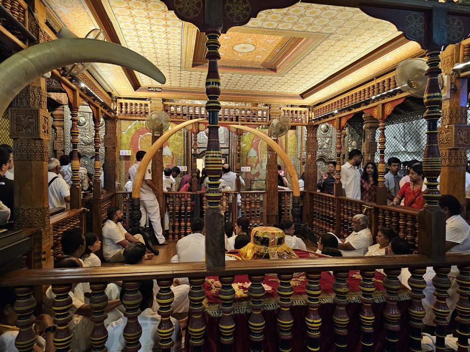 Interior templul dintelui Buda din Sri Lanka